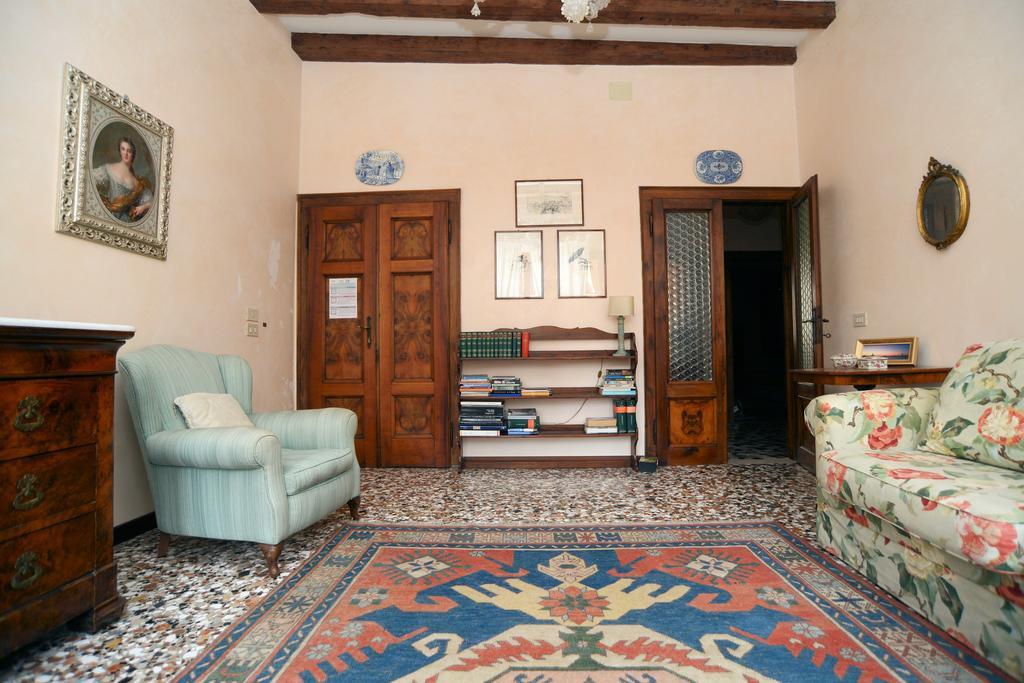 Biennale Apt Balcony * Venecia
